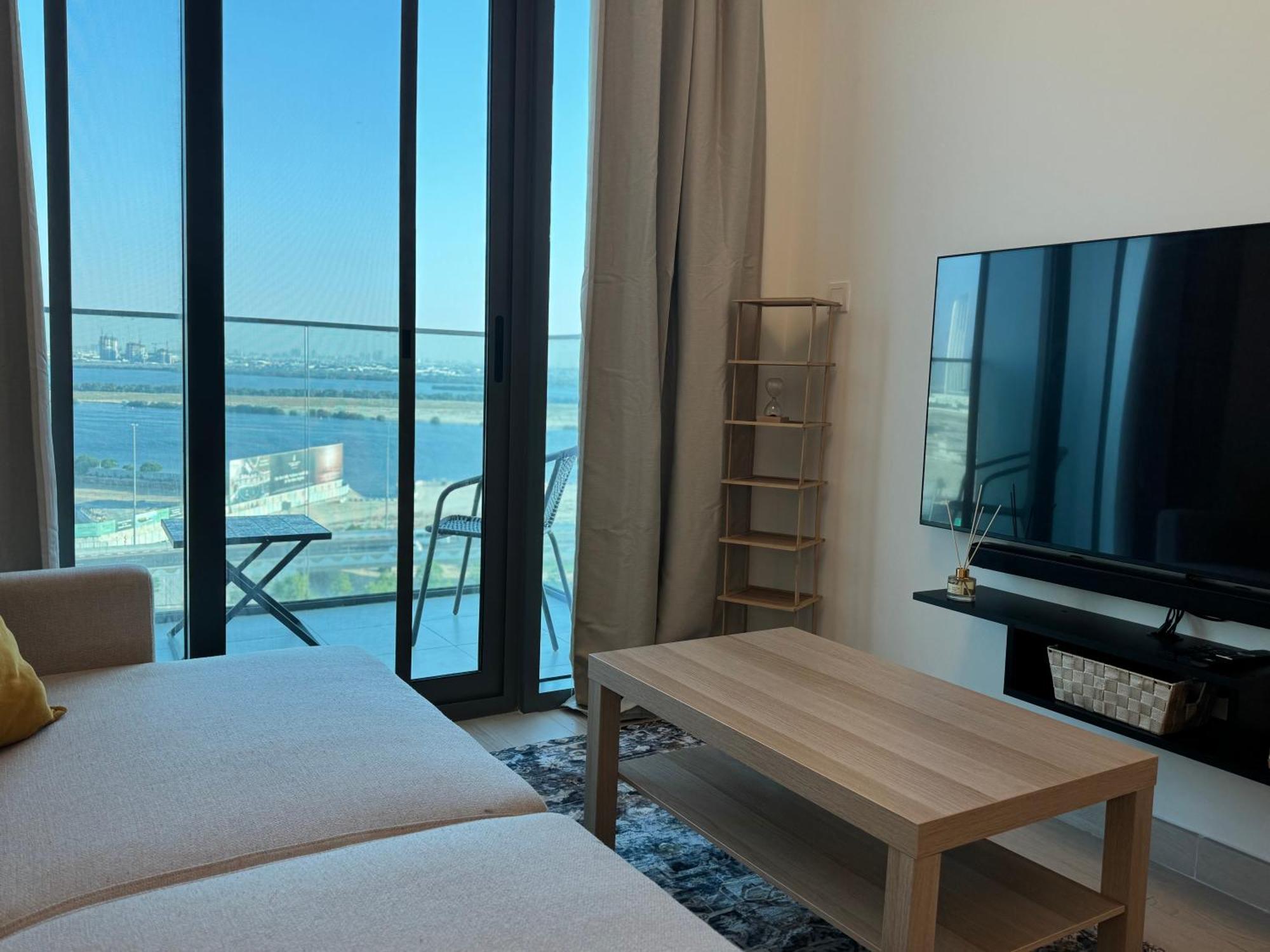 Apartment Ashri Luxurious With Breathtaking Views In Azizi Creek Views, Fawad *