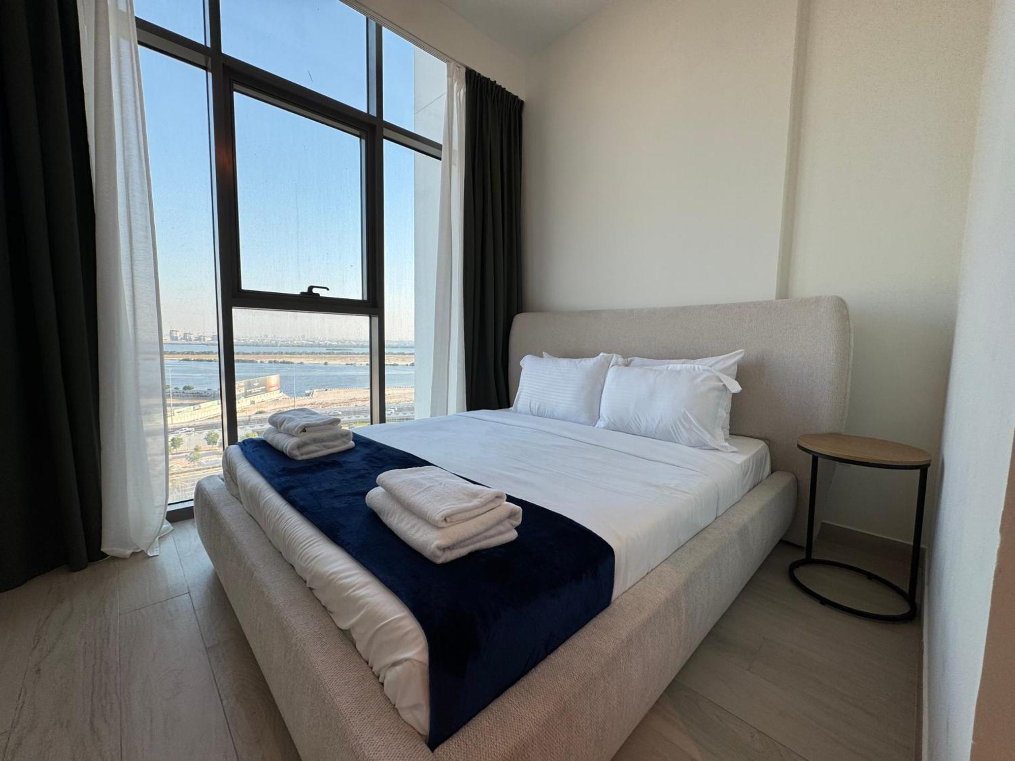 Apartment Ashri Luxurious With Breathtaking Views In Azizi Creek Views, Fawad *