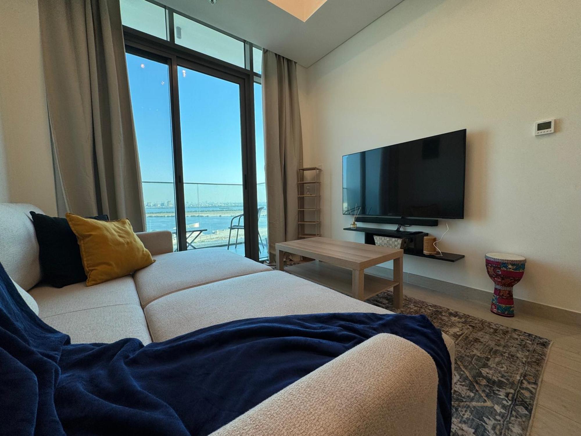 Apartment Ashri Luxurious With Breathtaking Views In Azizi Creek Views, Fawad *